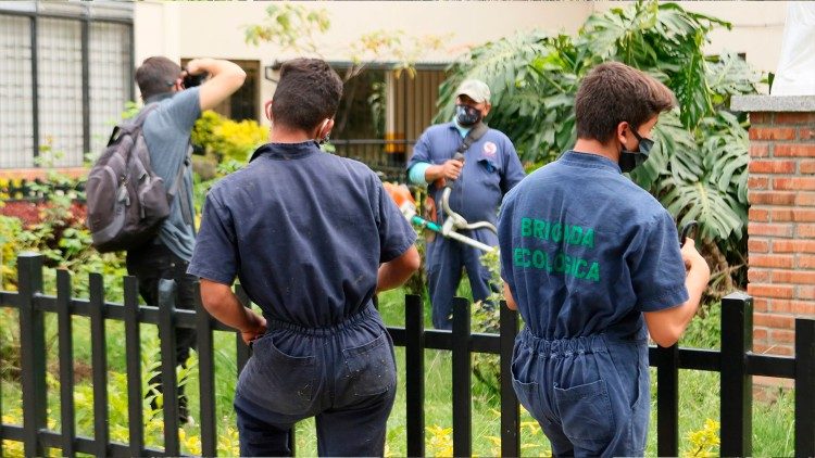 Jóvenes de la "brigada ecológica" en Ciudad Don Bosco