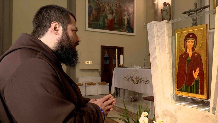 Fra Emiliano Antonucci davanti la Vergine del silenzio