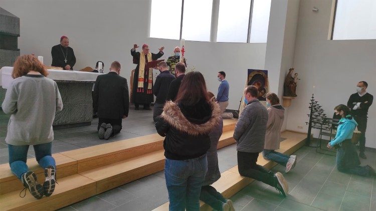 Abp Stankiewicz na spotkaniu z łotewską młodzieżą