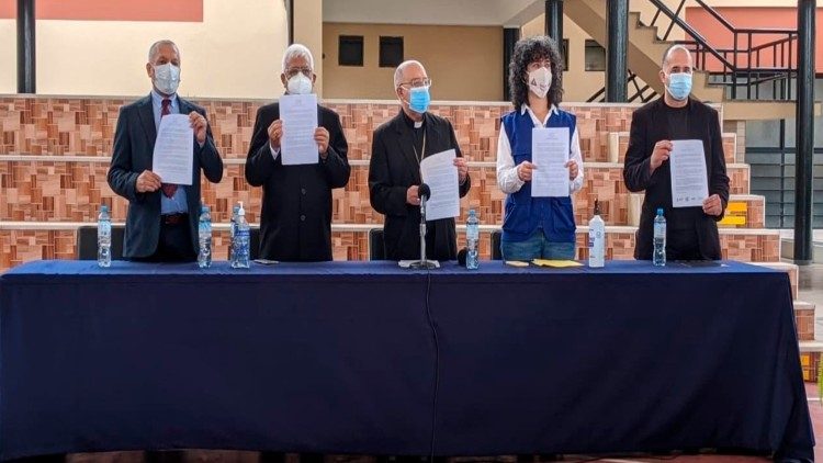 La firma del documento "Proclamación Ciudadana, Juramento por la Democracia".