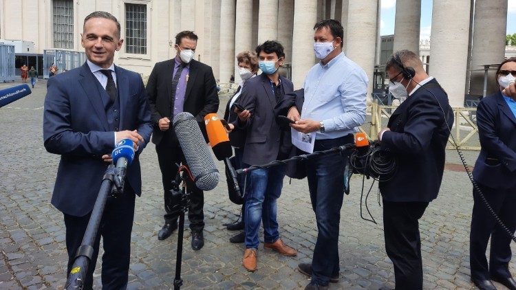 Maas nach der Audienz im Gespräch mit Journalisten (Foto: Kempis)