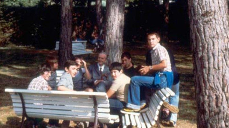 Giordani circondato da giovani del Movimento