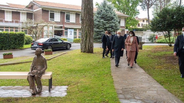 La statua dedicata a Igino Giordani presso il Centro del Movimento dei Focolari a Rocca di Papa, visitata dal presidente Mattarella il 2 maggio 2021, qui con la presidente Margaret Karram