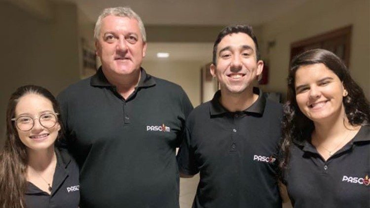 Jovens da Paróquia Sagrado Coração com o padre Murialdo