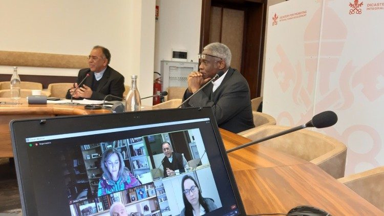 Don Josh (a sinistra) con il cardinal Turkson, prefetto del Dicastero per lo Sviluppo Umano Integrale