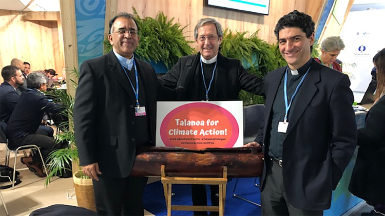 Don Josh Kureethadam (a sinistra), responsabile dell'Anno speciale Laudato Sì, con monsignor Bruno Marie Duffé, segretario del Dicastero per lo Sviluppo Umano integrale (al centro) e padre Augusto Zampini, segretario aggiunto del Dicastero