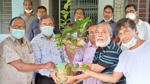Anno-Laudato-si-Bangladesh-cattolici-piantano-alberi-Chiesa-piantina.jpg