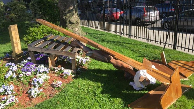 Crucifixo vandalizado na Paróquia Santo Atanásio, no Brooklyn. (Foto: Saint Athanasius Parish)