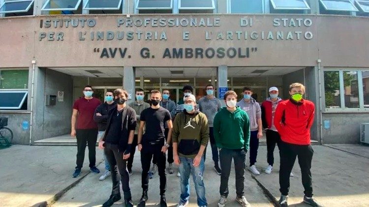Studenti davanti all'ingresso dell'Istituto professionale "Ambrosoli" di Codogno