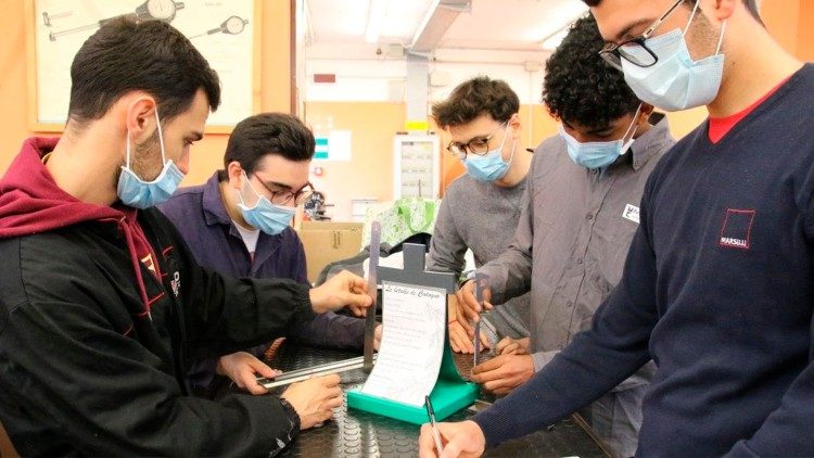 Studenti dell'Istituto professionale "Ambrosoli" di Codogno preparano il prototipo del crocifisso in acciaio da donare al Papa