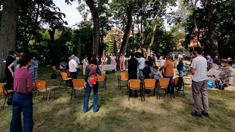 Pfingstmesse im Botanischen Garten von Rom