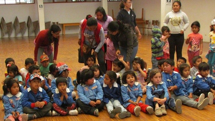 Nadia De Munari, (seconda in piedi da destra) con i bambini di uno degli asili che gestiva
