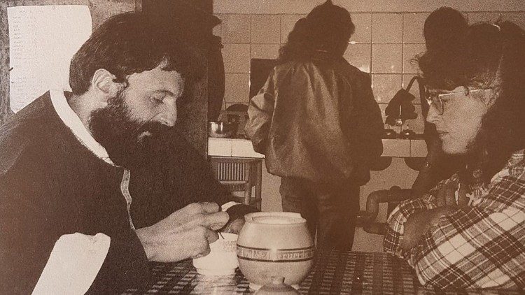 Nadia De Munari con padre Daniele Badiali, ucciso sulle Ande peruviane dai rapitori ai quali si era offerto come ostaggio al posto di una volontaria italiana, il 16 marzo 1997