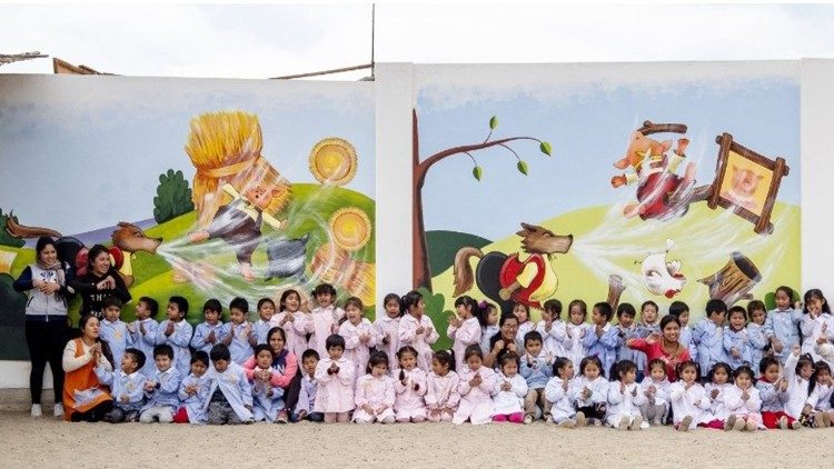 Alcuni dei bambini degli asili "Mamma mia" di Nuevo Chimbote, gestito da Nadia De Munari