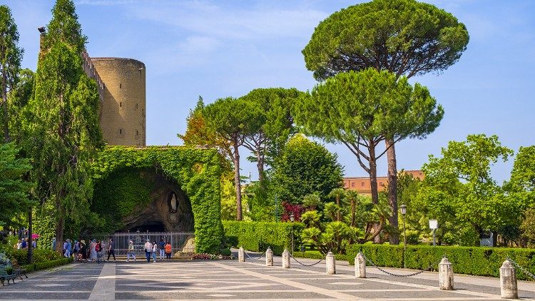 Gruta de Lourdes en los jardines Vaticanos.