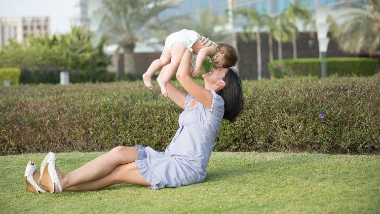 Una mamma gioca con il suo bambino.