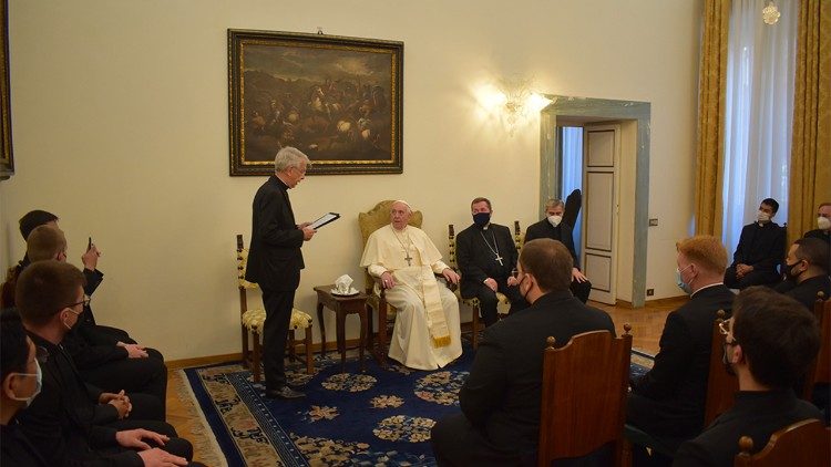 2021.05.28-Papa-Francesco-in-visita-alla-Pontificia-Accademia-ecclesiastica-3.jpg