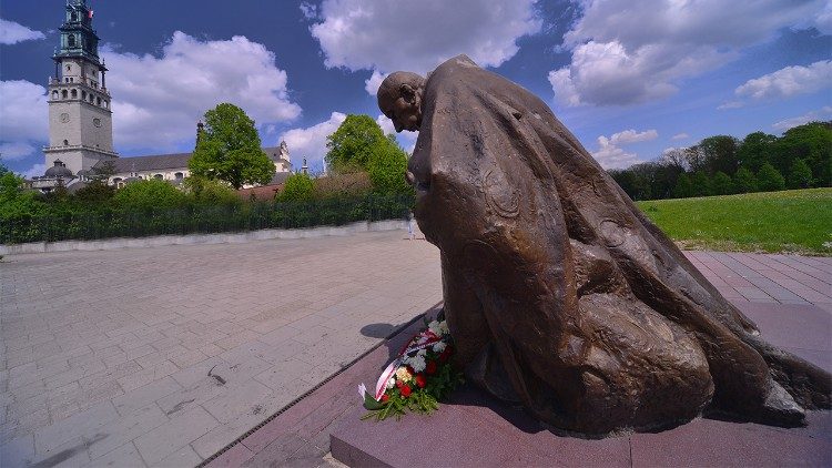 Pomnik kard. Stefana Wyszyńskiego przed wejściem do klasztoru paulinów na Jasnej Górze
