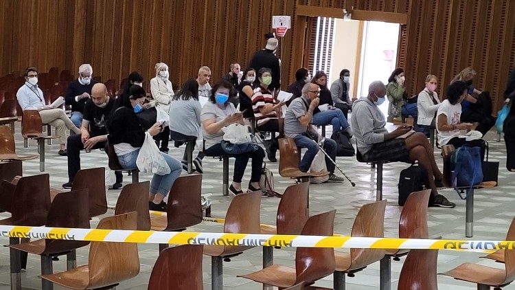 Des dizaines de personnes en attente d'être vaccinées, salle Paul VI
