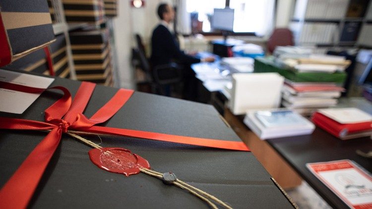 Dans les bureaux de la congrégation pour la cause des saints 