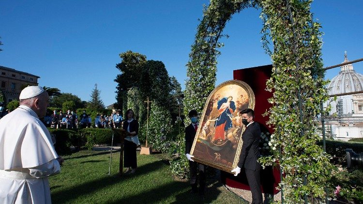 2021年在梵蒂冈花园诵念玫瑰经