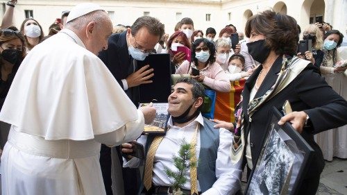 En béquilles au Pôle Nord: le défi de Michael Haddad, béni par le Pape