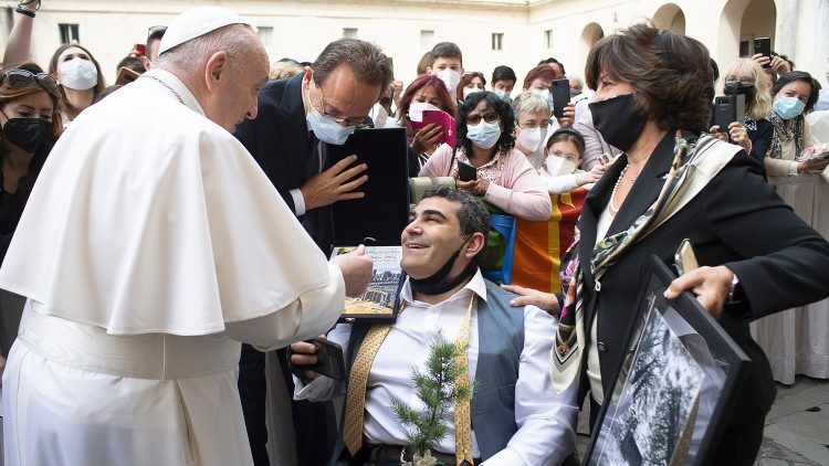 Le Pape François saluant Michael Haddad, lors de l'audience générale du 2 juin 2021.