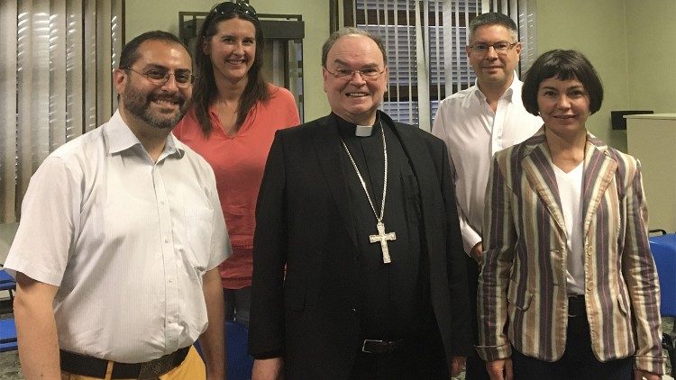 Zu Besuch in der Redaktion: Bischof Bertram Meier (Mitte) zusammen mit Mario Galgano, Christine Seuss, Matthias Hoch (L´Osservatore Romano-deutsch) und Gudrun Sailer (von links nach rechts)