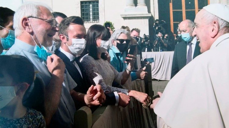 Jávorka Lajos atya Ferenc pápát köszönti az általános kihallgatáson