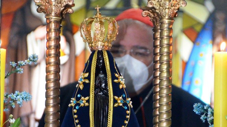 Cardeal Orani Tempesta com a Imagem de Nossa Senhora Aparecida