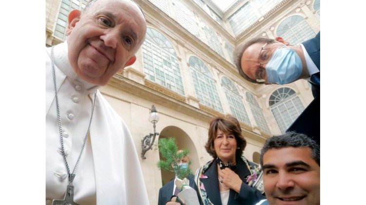 Il selfie di Michael con il Papa