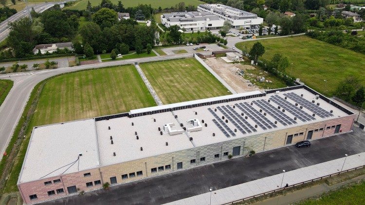 Dall'alto il Centro di solidarietà, in via Marsala 14, Mestre. Sullo sfondo, i Centro don Vecchi 5,6 e 7