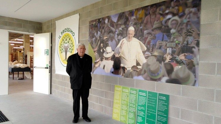 Don Trevisiol all'ingresso del centro di solidarietà cristiana "Papa Francesco"