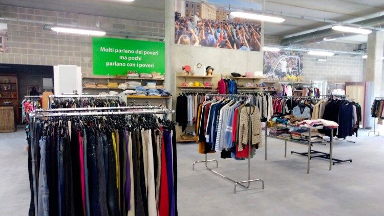 Il settore vestiti del Centro di solidarietà cristiana Papa Francesco di Mestre