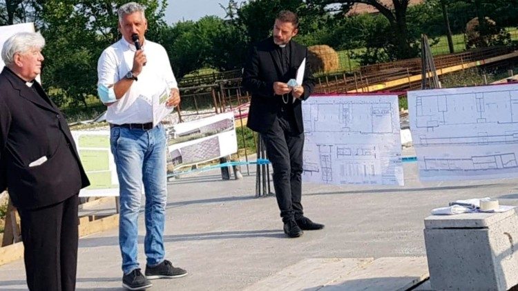 Edoardo Rivola (al centro) interviene alla posa della prima pietra dell'Ipermercato solidale di Mestre. A sinistra don Armando Trevisiol, a destra don Gianni Antoniazzi