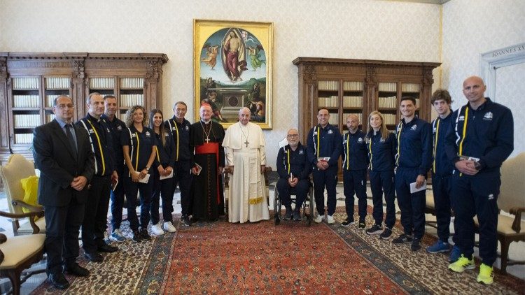 Il Papa incontra gli atleti della squadra vaticana (29 maggio 2021)