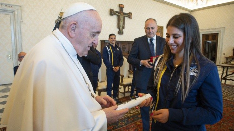 Il Papa incontra gli atleti di Athletica vaticana (29 maggio 2021)
