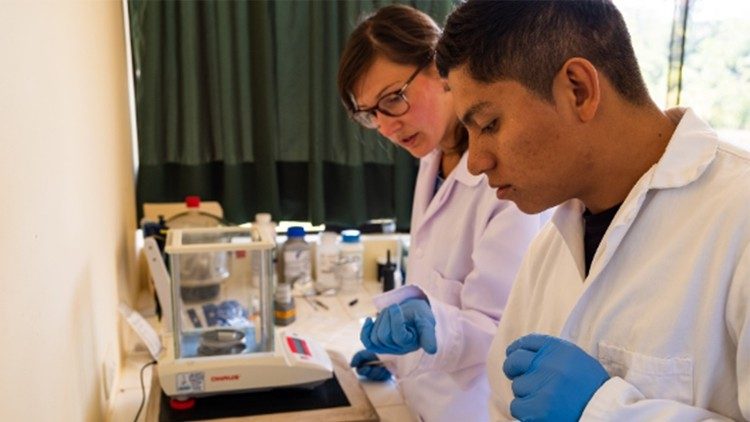 Membros da equipe internacional que trabalham nos laboratórios