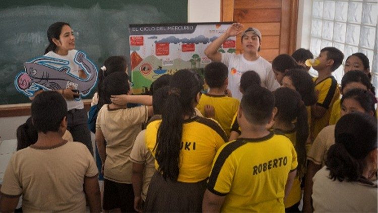 Estudantes participam de sessão de formação sobre o impacto do mercúrio