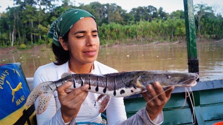 La dra. Claudia Vega muestra un pezcado de la región