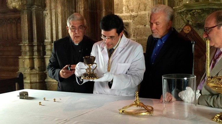 O perito português Carlos Evaristo com o Santo Cálice custodiado em Valência, na Espanha