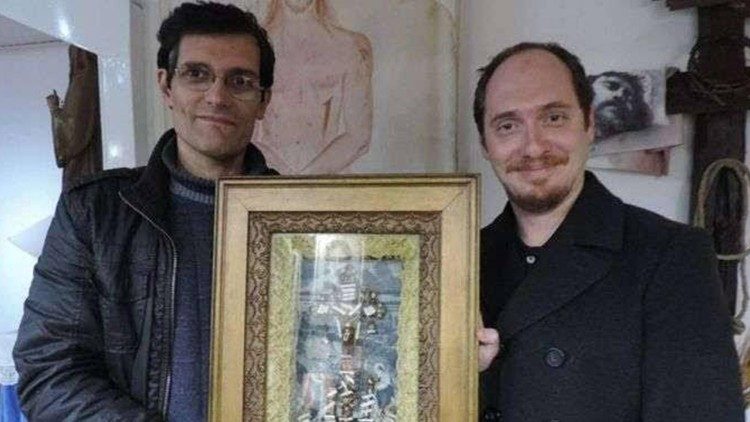 Os curadores do acervo, Carlos Evaristo e Farah, com as relíquias da Paixão de Cristo