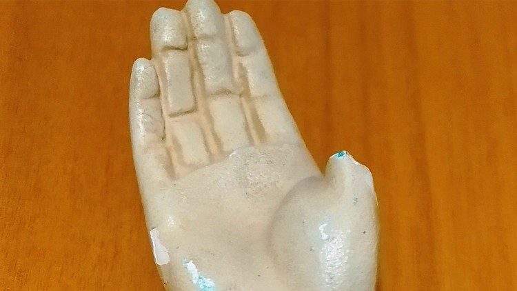 La mano ritrovata staccata dal corpo della statua