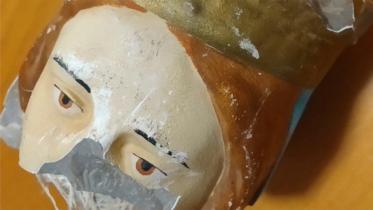 Ancora la testa della statua in vetroresina