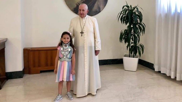 A pequena Noemi Staiano quando encontrou o Papa na Santa Marta