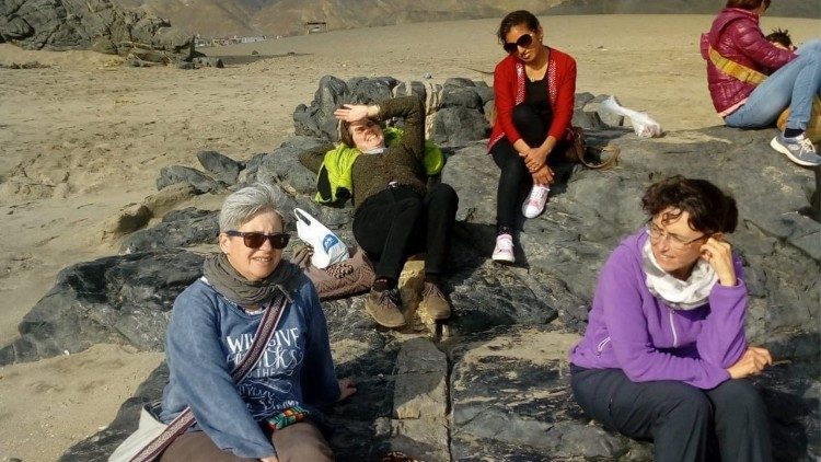 Nadia ( a destra in basso) con un gruppo di amiche e volontarie dell'Operazione Mato Grosso