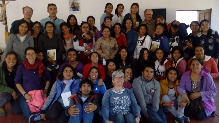 Nadia De Munari (al centro in alto) con la comunità dell'Operazione Mato Grosso di Nuevo Chimbote