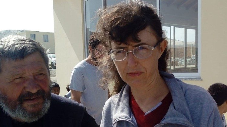 Nadia De Munari davanti agli asili che gestiva a Nuevo Chimbote, sulla costa del Perù