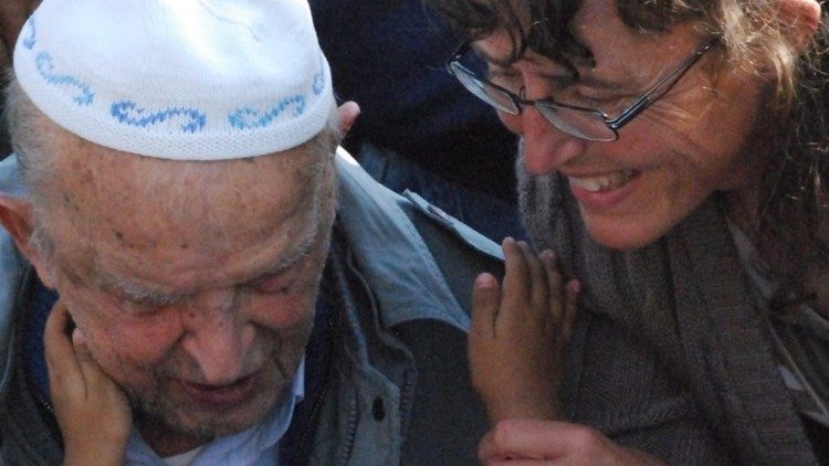 La foto di Nadia mostrata al Papa: con padre Ugo De Censi il giorno dell'inaugurazione degli asili di Nuevo Chimbote