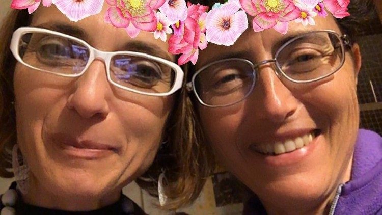 Nadia De Munari (a destra) con la sorella minore Vania, in una foto scherzosa